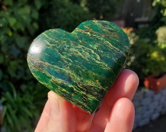 Emerald Heart - Heals Heart Chakra, Compassion, Acceptance, Wisdom, Confidence - Green Emerald Crystal Heart Healing Gemstones