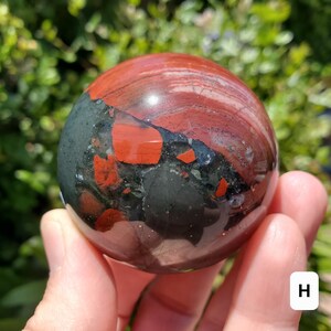 Afrikansk blodstenssfär - Lugnande, Jordning, Uthållighet, Mod - Svart och röd kristallkula helande ädelsten Sphere H 2.20"