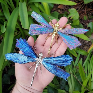 Aura libellule en kyanite sur corps en métal - Apaisement, clarté, connexion, communication, équilibre des chakras - Déclaration de libellule en cristal de cyanite