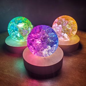 Zweifarbige Crackle Sphere Akzentlampe - Licht, das eine einzigartige Kristallkugel reflektiert - 2,3 &quot;&quot;Aura Kristallglaskugel Wohnkultur Stimmungslicht.&quot;