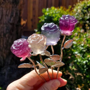 Pequeña rosa de cristal de fluorita arcoíris con tallo: claridad mental, positividad y protección energética. Piedras preciosas curativas de cristales de rosa de piedra.