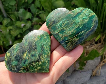 Emerald Heart - Heals Heart Chakra, Compassion, Acceptance, Wisdom, Confidence - Green Emerald Crystal Heart Healing Gemstones