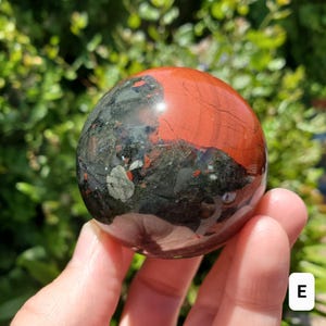 Afrikansk blodstenssfär - Lugnande, Jordning, Uthållighet, Mod - Svart och röd kristallkula helande ädelsten Sphere E 2.10"