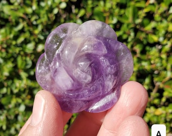 Petite rose en améthyste - Apaisement, protection énergétique, positivité, connexion - Rose en cristal sculpté d'améthyste violette, pierre de guérison