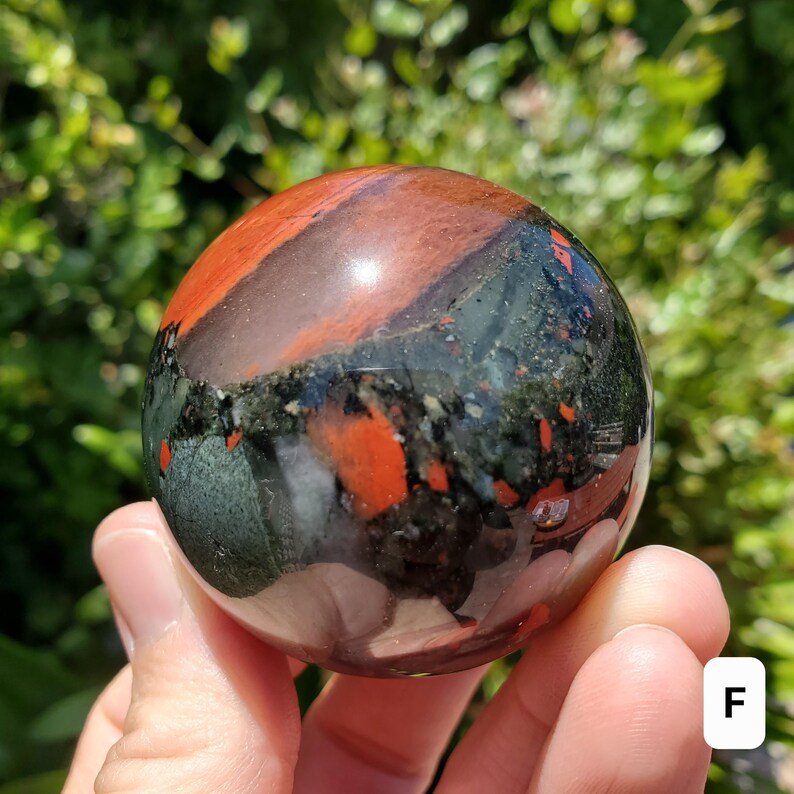 Afrikansk blodstenssfär - Lugnande, Jordning, Uthållighet, Mod - Svart och röd kristallkula helande ädelsten Sphere F 2.15"