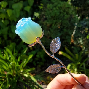 Rosa de opalita pequeña con tallo: confianza, potencia el poder interior y estabiliza. Preciosa rosa de cristal, piedra curativa.