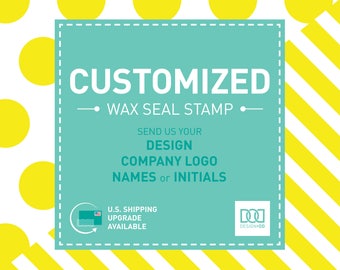 Può includere: Un quadrato blu turchese con angoli arrotondati e un bordo tratteggiato bianco. Il testo "CUSTOMIZED WAX SEAL STAMP" è in bianco. Il testo "SEND US YOUR DESIGN COMPANY LOGO NAMES or INITIALS" è in bianco. Una piccola immagine di un pacco con un francobollo e il testo "U.S. SHIPPING UPGRADE AVAILABLE" è nell'angolo in basso a sinistra. Un piccolo logo con il testo "DESIGN OD" è nell'angolo in basso a destra.