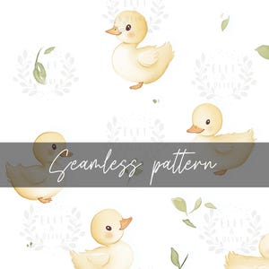 Può includere: Un motivo senza cuciture con illustrazioni ad acquerello di anatroccoli gialli con becchi e zampe arancioni. Il design include foglie verdi e il testo "Seamless pattern" in un carattere script, su sfondo bianco.