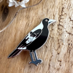 Pie australienne, épingle en émail, épingle oiseau, art oiseau, broche pie, idée cadeau, cadeau pour lui, cadeau pour elle, oiseau chanteur, cadeau d&#39;anniversaire, Tasmanie