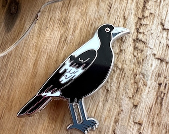 Gazza australiana, spilla smaltata, spilla a forma di uccello, arte ornitologica, spilla a forma di gazza, idea regalo, regalo per lui, regalo per lei, uccello canoro, regalo di compleanno, Tasmania