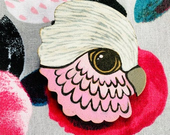 Broche rose gris Galah fait main oiseau Pigment broche funky rétro en bois en bois découpé au laser Tasmanie Monica Reeve graveur bijoux kitsch