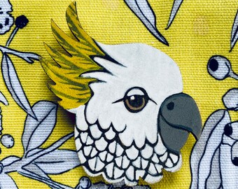 Cacatoès à huppe jaune fait main oiseau pigmenté broche funky rétro en bois découpé au laser Tasmanie Monica Reeve graveur bijoux kitsch