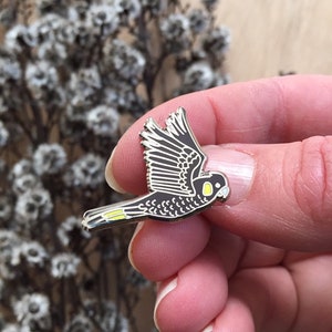Svart kakadua nål, emaljnål, Tasmanien, nål, emaljsmycken, bärbar konst, iögonfallande brosch, fågelnål, originalkonst, fågelälskare, gåva bild 2