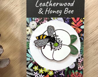 Leatherwood, Biene, Blume ansteckend, Honigbiene, Emaille Pin, Tasmanien, Naturliebhaber, Geschenkidee, Australische Blumen, weiße Blume, Blütenpin, Bienenstock
