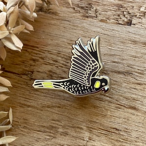 Svart kakadua nål, emaljnål, Tasmanien, nål, emaljsmycken, bärbar konst, iögonfallande brosch, fågelnål, originalkonst, fågelälskare, gåva bild 1