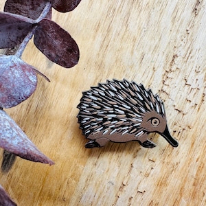 Echidna Revers Pin Tassie Monotreme Tasmanische Sammlung Pigment Pins Schmuck tragbar Original Kunst Statement Brosche Accessoire