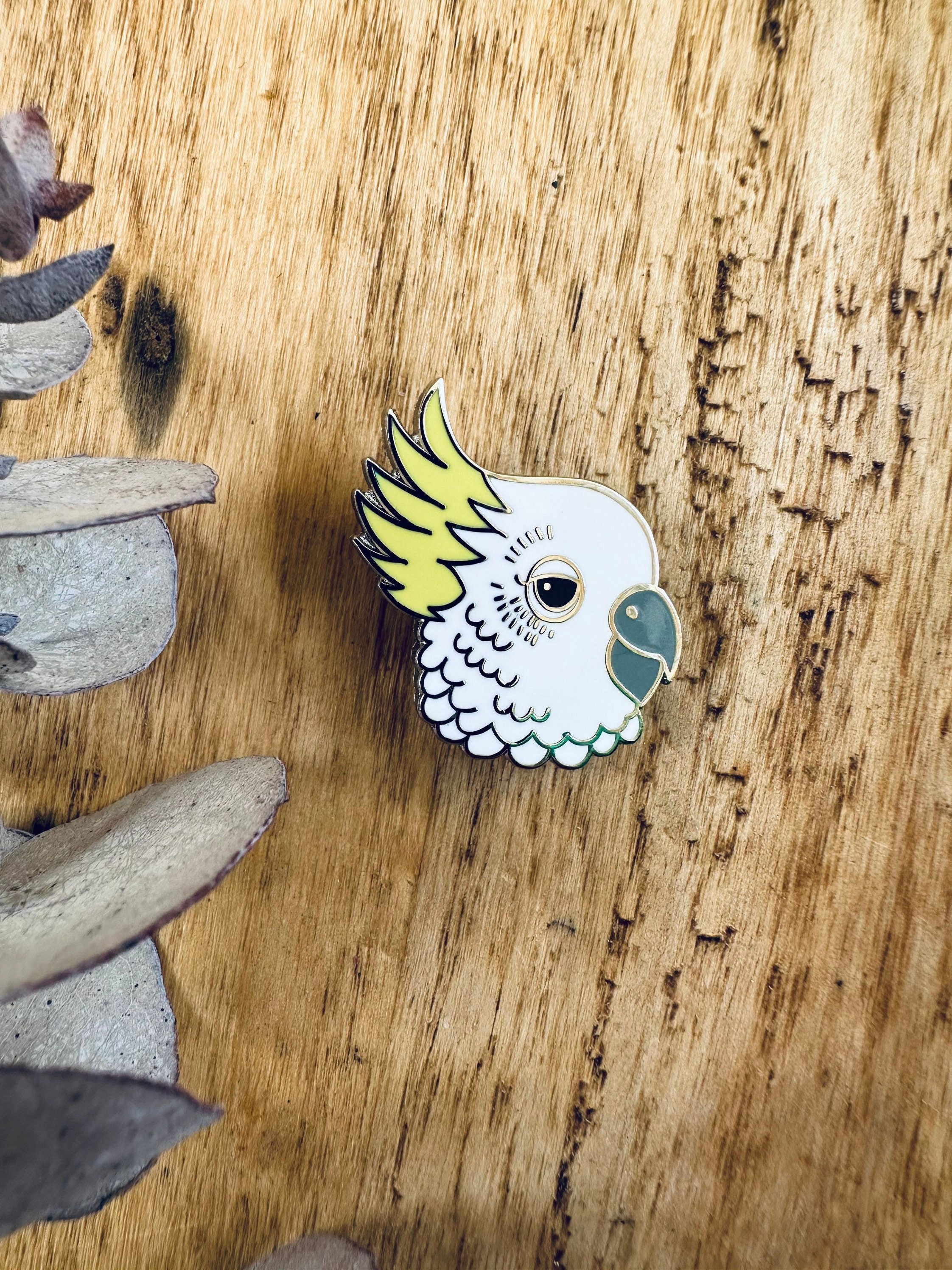 Gelbhaubenkakadu, Emaille Pin, Vogelkunst, Schmuck, Vogelbrosche, Vogelpin, original Kunst, Vogelliebhaber, Geschenkidee, übermütig, Kakadus