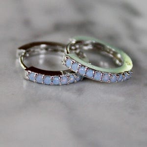 Pendientes de aro de piedra lunar, pendientes de plata, pendientes de dama de honor, regalo para ella, hipoalergénicos, festivos, día de la madre, piedra lunar, aros pequeños