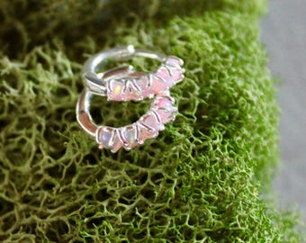 Boucles d'oreilles Huggie argentées opale rose clair, petites créoles
