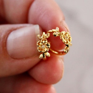 gold  flower huggie earrings, gold hoops, earrings, gift, gift for her, jewelry, flower huggie, small hoops, flower gold huggie hoop