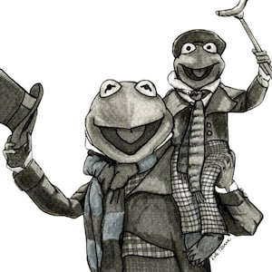 Puede incluir: Dos marionetas de rana verde vestidas con ropa de época victoriana. La rana de abajo lleva un sombrero de copa y una bufanda. La rana de arriba lleva un sombrero y sostiene un bastón. Las ranas sonríen.