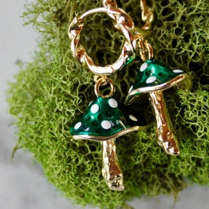 pendientes de aro con forma de flor dorada, flores doradas, pendientes con forma de hongo, regalo, regalo para ella, pendientes por menos de 40, joyas, pendientes de oro, día de San Valentín