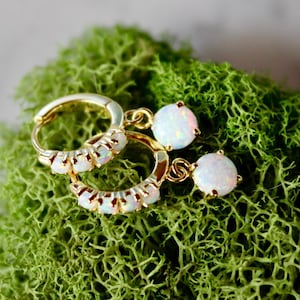 opaal knuffeloorbellen, bruidsmeisjeoorbel, cadeau voor haar, opaal sieraden, opaal oorbellen, bruid, bruiloft, opaal geboortesteen, Moederdag, goud