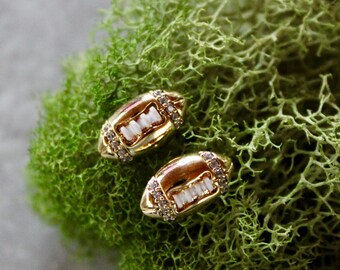 ゴールドのフットボールスタッドピアス、フットボールサンデー、ピアス、スタッドピアス、スターリングシルバー、ギフト、彼女へのプレゼント、スポーツ、30歳未満