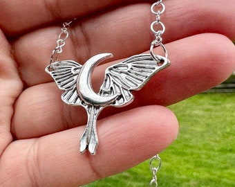 silverhalsband med månfjäril, silverhalsband, halvmånehalsband, smycken med månfjäril, present, present till henne, fina smycken, högtid, måne