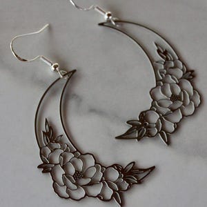 Silber geblümte Mond Ohrringe, Silber Ohrringe, Halbmond, Mond Schmuck, Mond Ohrringe, Ohrringe unter 20, Schmuck unter 20, himmlisch