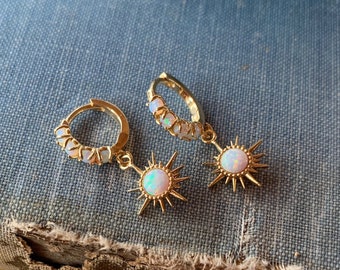 Opal Huggie Star Ohrringe, Gold Huggie Ohrringe, Brautjungfer Ohrring, Geschenk für sie, Sterling Silber, Opal Creolen, Muttertag, Opal Star