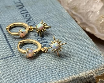 Pendientes de huggie de ópalo // pendiente de dama de honor // regalo para ella // plata de primera ley // aros de ópalo // vacaciones // joyas de verano