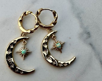 gouden knuffel oorbel, maan en ster oorbellen, opaal oorbellen, gouden opaal knuffels, hemelse oorbellen, wassende maan oorbel, cadeau, vakantie