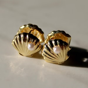 gold clamshell huggie earrings, huggie jewelry, earrings, gift, gift for her, earrings under 30, small hoops, gold hoops, clam beach jewelry