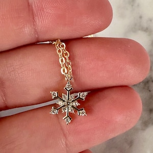 goldene Schneeflocke Halskette, goldene Halskette, Goldschmuck, Kristallschmuck, Halskette, Geschenk, Geschenk für sie, Urlaub, unter 30, Schneeflocke Schmuck