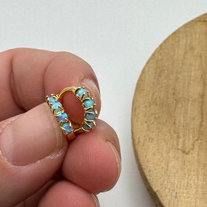 boucles d'oreilles huggie opale bleue, boucles d'oreilles en or, boucle d'oreille de demoiselle d'honneur, cadeau pour elle, hypoallergénique, cadeau pour elle, vacances, petit créole, opale bleue