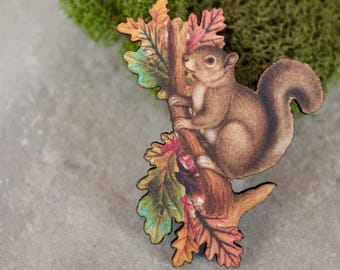 リスのブローチ：スワロフスキークリスタル、ガラスの葉、どんぐり