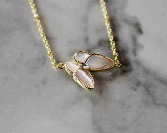 collana farfalla, farfalla madreperla, collana d'oro, gioielli farfalla, regalo, regalo per lei, estate, primavera, gioielli per la festa della mamma