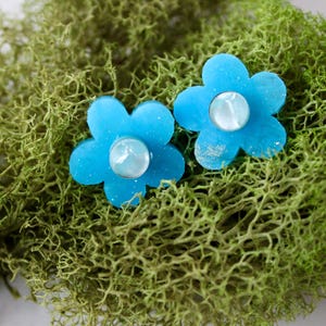 daisy stud earrings, acrylic earrings, daisy acrylic earrings, blue earring, stud earrings, jewelry, gift, gift for her, earrings under 10