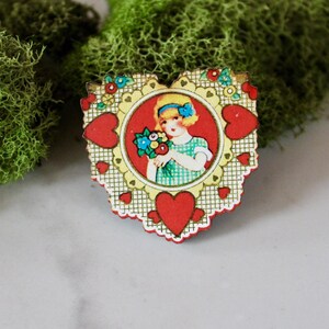 spilla a cuore, spilla a cuore, San Valentino, amore, spilla d'amore, cuore vintage, spilla per cartolina vintage, regalo, regalo per lei, spilla sotto i 10, gioielli