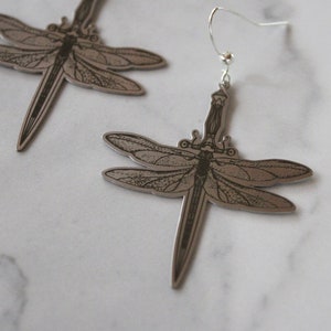 Boucles d&#39;oreilles libellule, boucles d&#39;oreilles libellule en argent, boucles d&#39;oreilles de moins de 20 ans, cadeau, cadeau pour elle, boucle d&#39;oreille pendante, bijoux épée, bijoux libellule