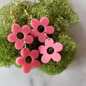 pink daisy dangle earrings, hot pink daisy dangle earrings, statement earrings, fun summer earrings, hypoallergenic, gift, gift, pink flower