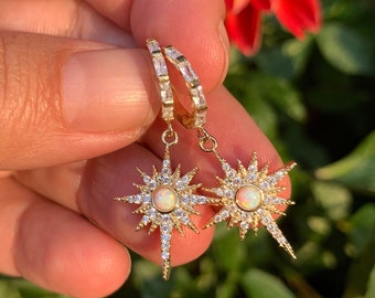Opal Starburst Huggie Ohrringe // Gold Ohrringe // Ohrstecker Brautjungfer // Geschenk für Sie // Sterling Silber // Opal Creolen