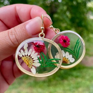 hars wilde bloemen oorbellen, hars oorbellen, cadeau voor haar, cadeau voor moeder, gouden oorbellen, wilde bloemen oorbellen, sieraden, bungelen, wilde bloem