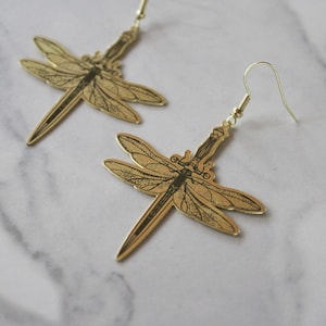 boucles d&#39;oreilles libellule, boucles d&#39;oreilles libellule en or, boucles d&#39;oreilles de moins de 20 ans, cadeau, cadeau pour elle, boucle d&#39;oreille pendante, bijoux épée, bijoux libellule, or