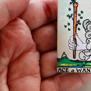 Tarot as de baguettes, épingle de tarot, épingle, épingle en bois, carte de tarot, vacances, épingle de moins de 10 ans, bijoux de moins de 10 ans, cadeau pour elle, cadeau, épingle d'as de baguettes