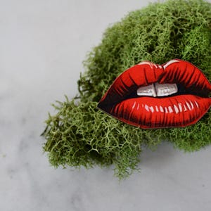 lips pin, lips brooch, red lips, red lipstick, gift, gift for her, pin under 10, brooch under 10, brooch, pin, punk, for mom, for sister