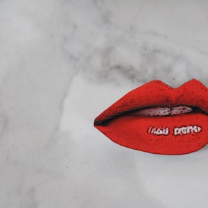 lips pin, lips brooch, red lips, red lipstick, gift, gift for her, pin under 10, brooch under 10, brooch, pin, punk, for mom, for sister