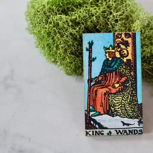 Tarot du roi des baguettes, épingle de tarot, épingle, épingle en bois, carte de tarot, vacances, épingle de moins de 10 ans, bijoux de moins de 10 ans, cadeau pour elle, cadeau, bijoux de roi