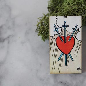 Tarot des trois épées, épingle de tarot, épingle, épingle en bois, carte de tarot, vacances, épingle de moins de 10 ans, bijoux de moins de 10 ans, cadeau pour elle, cadeau, broche, bijoux